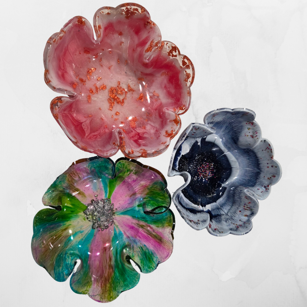 Hand Poured Resin Flower Bowl – Large Decorative Resin Dish – 9.5" Handmade Resin Bowl – Gold Leaf Center – Modern Home Decor – Unique Gift