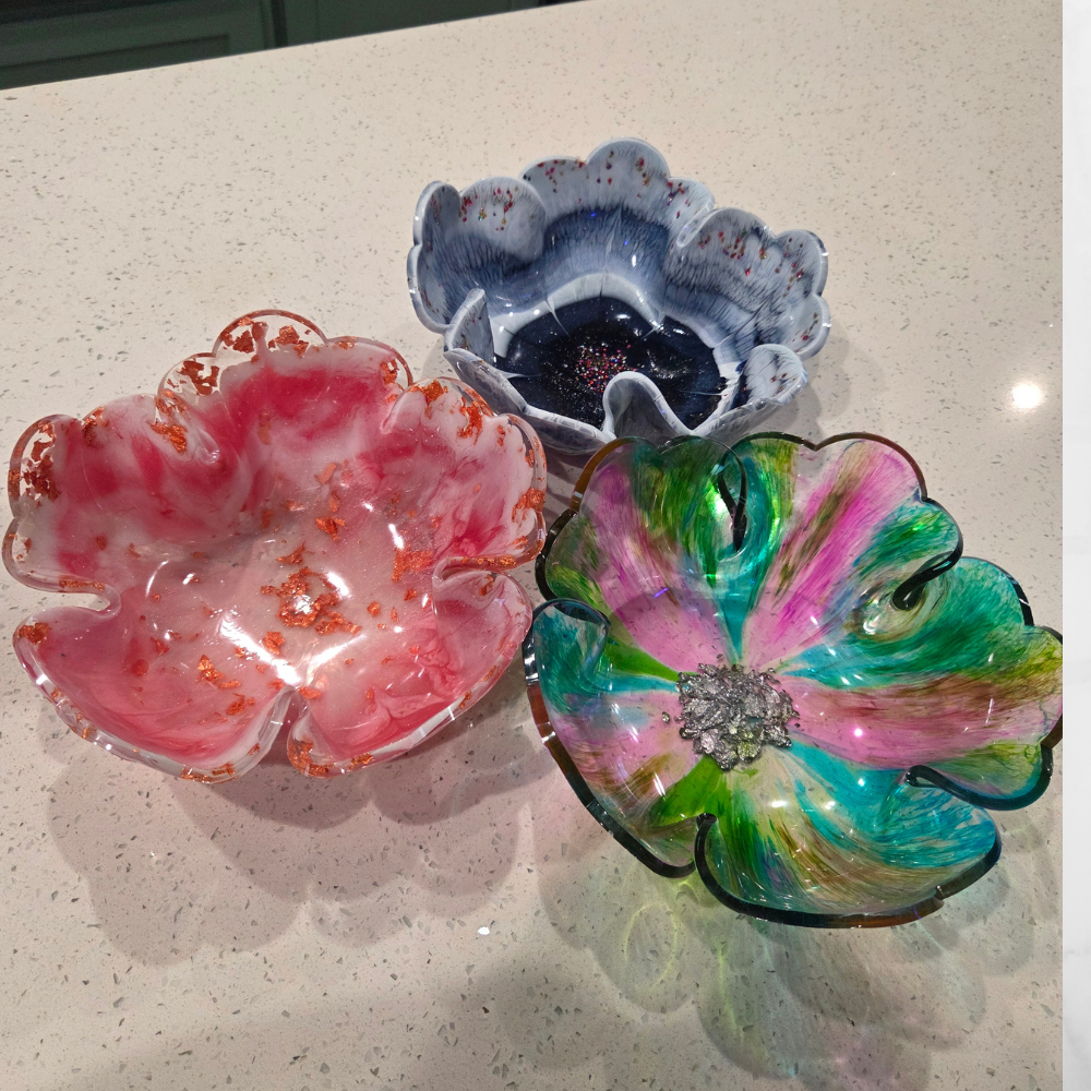 Hand Poured Resin Flower Bowl – Large Decorative Resin Dish – 9.5" Handmade Resin Bowl – Gold Leaf Center – Modern Home Decor – Unique Gift
