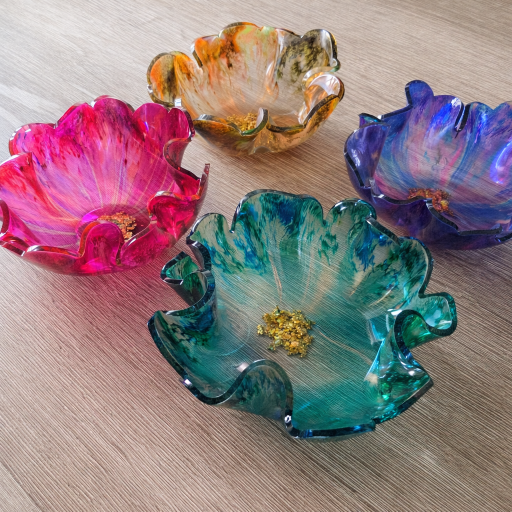 Hand Poured Resin Flower Bowl – Large Decorative Resin Dish – 9.5" Handmade Resin Bowl – Gold Leaf Center – Modern Home Decor – Unique Gift