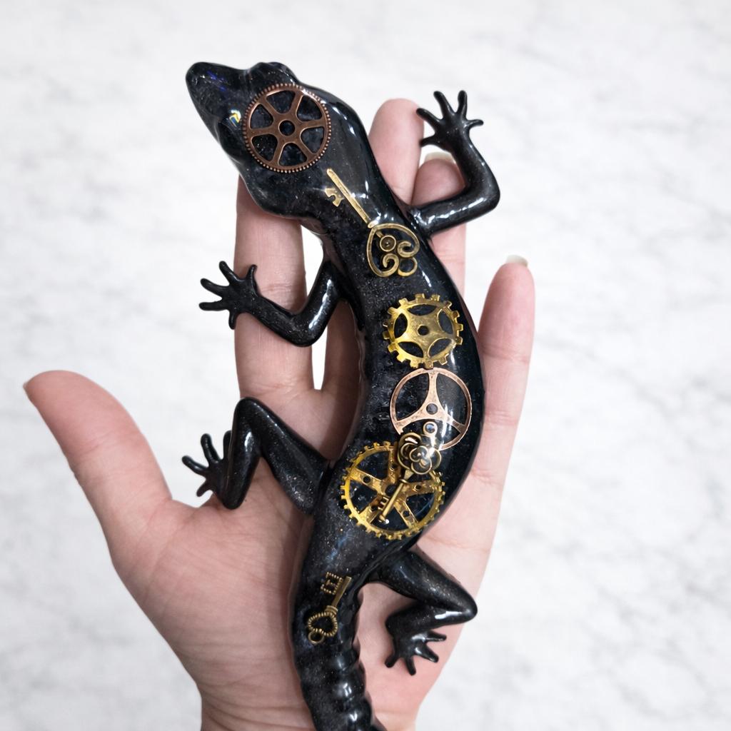 Steampunk Gecko Resin Art – Handcrafted Lizard Decor with Embedded Clockwork Gears